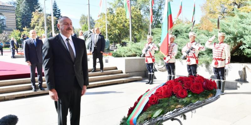Prezident İlham Əliyev Sofiyada naməlum əsgərin məzarını ziyarət edib