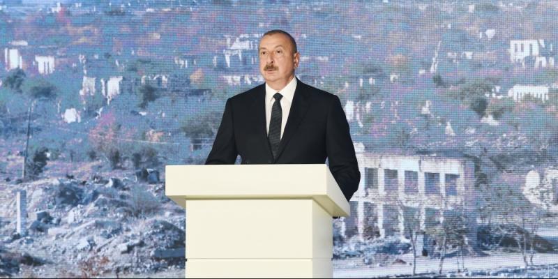 В Агдаме начал работу Азербайджанский национальный градостроительный форум. В церемонии открытия приняли участие Президент Ильхам Алиев и первая леди Мехрибан Алиева