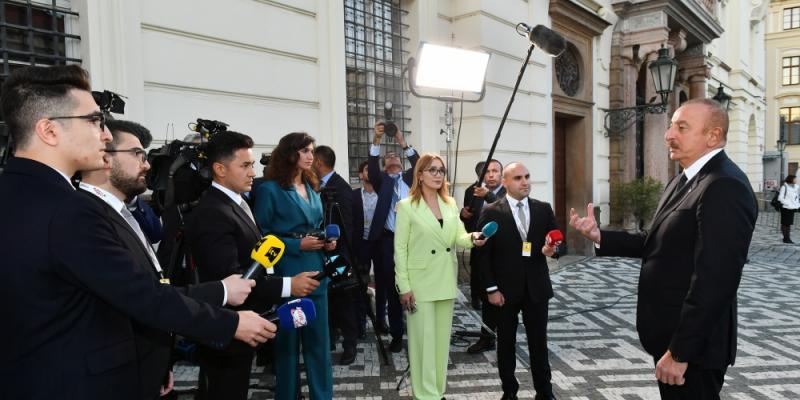 Президент Ильхам Алиев в Праге дал интервью азербайджанским телеканалам