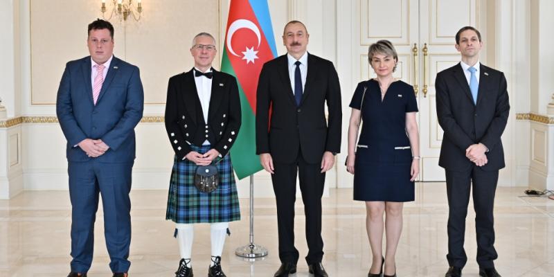 Президент Ильхам Алиев принял верительные грамоты новоназначенного посла Великобритании в Азербайджане