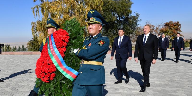 Президент Ильхам Алиев посетил Национальный историко-мемориальный комплекс «Ата-Бейит» в Бишкеке