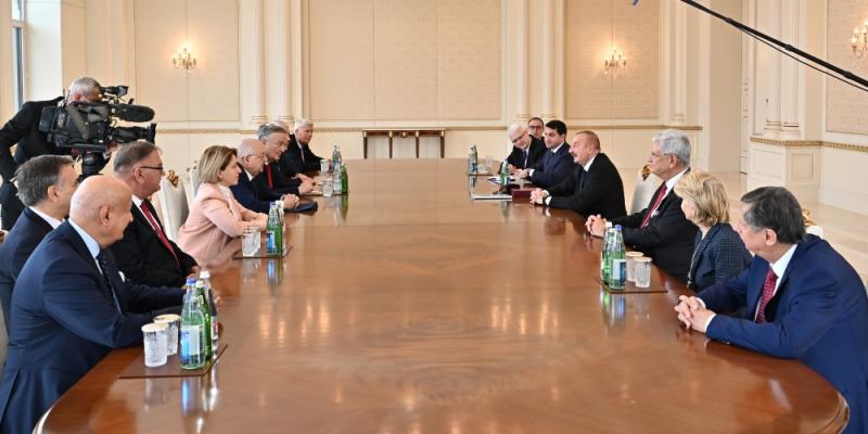 Президент Ильхам Алиев принял делегацию Международного центра Низами Гянджеви