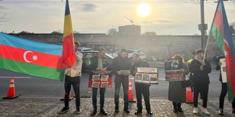 Moldovada yaşayan azərbaycanlılar Fransa səfirliyi qarşısında etiraz aksiyası keçiriblər