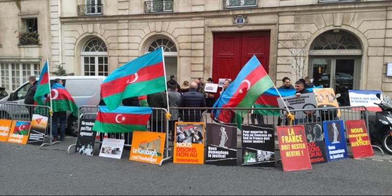 Azərbaycan əsilli fransızlar Fransa Senatının binası qarşısında etiraz aksiyası keçirirlər