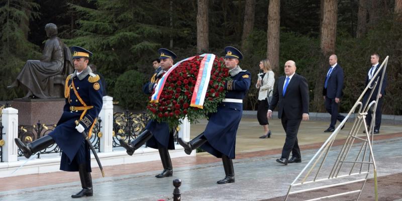 Председатель Правительства Российской Федерации Михаил Мишустин посетил могилу великого лидера и Шехидляр хиябаны