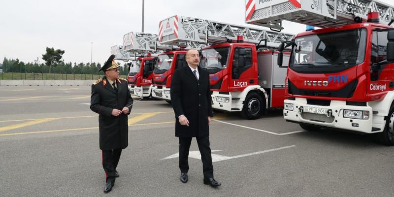 Президент Ильхам Алиев ознакомился с новоприобретенной техникой специального назначения и автомобилями скорой медицинской помощи