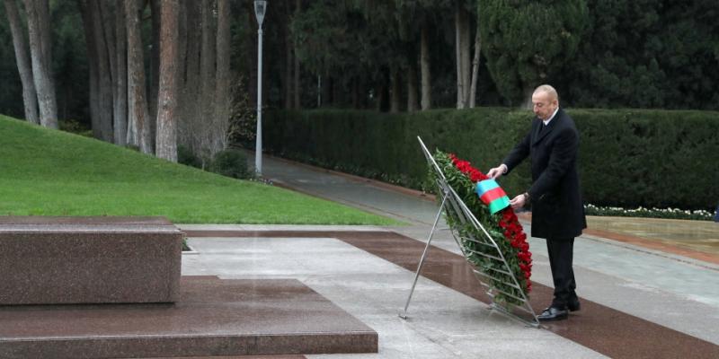 Президент Ильхам Алиев и первая леди Мехрибан Алиева посетили могилу общенационального лидера Гейдара Алиева