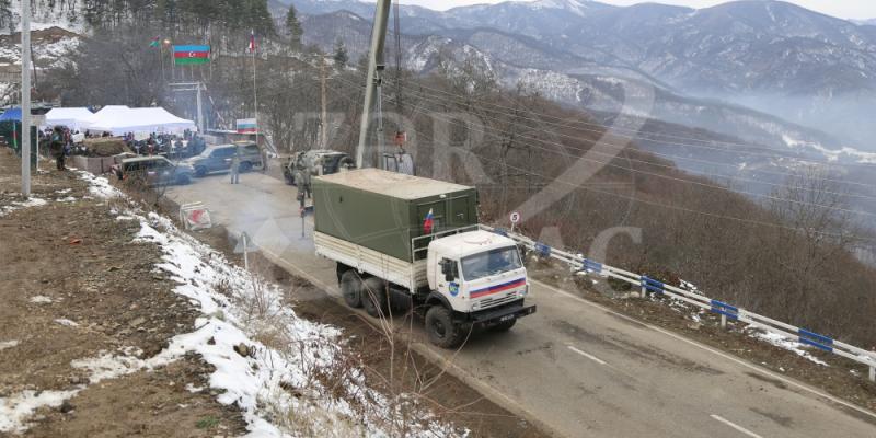 Российские миротворцы установили жилищные контейнеры на территории близ акции протеста