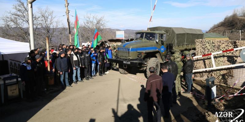 Еще один автомобильный караван миротворцев проехал по дороге, где проходит акция протеста