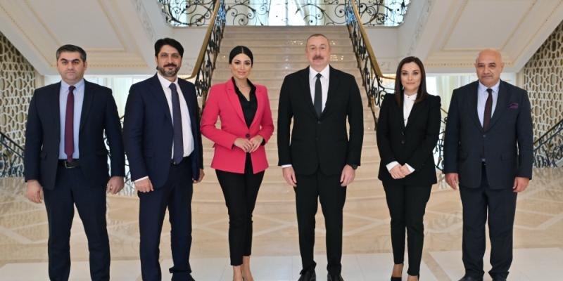 Президент Азербайджана Ильхам Алиев дал интервью местным телеканалам