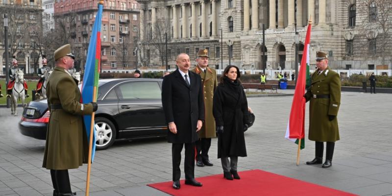 В Будапеште состоялась церемония официальной встречи Президента Азербайджана Ильхама Алиева