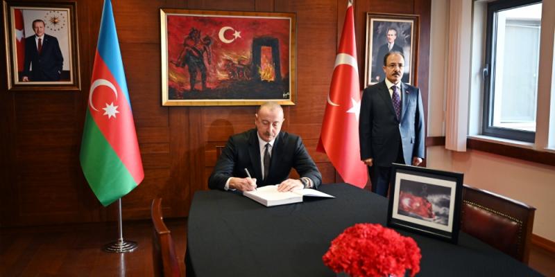 Президент Ильхам Алиев посетил посольство Турции в Азербайджане, выразил соболезнования в связи с многочисленными человеческими жертвами