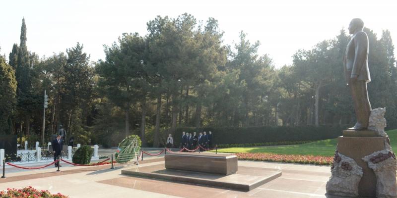 Дагестанские парламентарии посетили могилу великого лидера и Шехидляр хиябаны