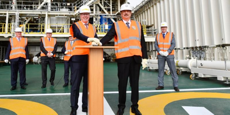 Президент Ильхам Алиев принял участие в церемонии символической отправки в море верхних модулей платформы «Центральный Восточный Азери»