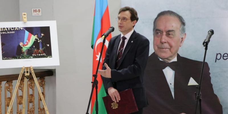 В Молдове состоялось торжественное открытие выставки, посвященной 100-летнему юбилею Гейдара Алиева