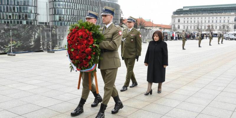 Председатель Милли Меджлиса посетила памятник Неизвестному солдату в Варшаве