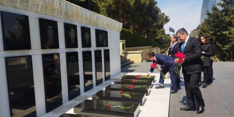 Председатель межпарламентской группы корейско-азербайджанской дружбы посетил Шехидляр хиябаны