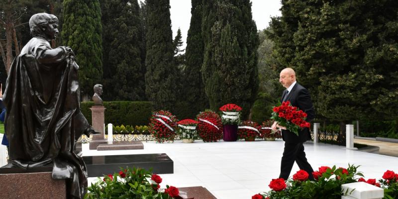 Президент Ильхам Алиев посетил могилу академика Зарифы Алиевой