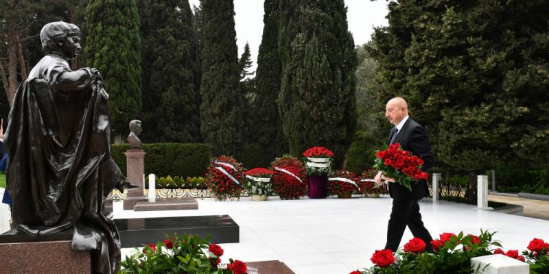 President Ilham Aliyev visited grave of academician Zarifa Aliyeva