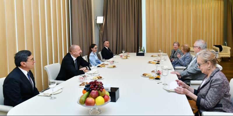 Президент Ильхам Алиев и первая леди Мехрибан Алиева побеседовали с офтальмологами, работавшими в одно время с академиком Зарифой Алиевой