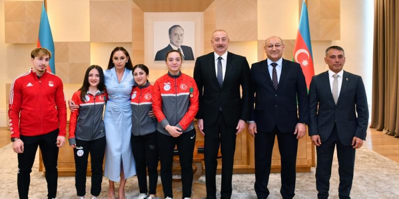Президент Ильхам Алиев и первая леди Мехрибан Алиева встретились с турецкими спортсменками, посвятившими свою победу на чемпионате Европы по тяжелой атлетике Азербайджану