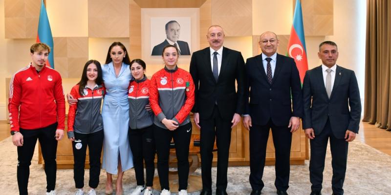 President Ilham Aliyev and First Lady Mehriban Aliyeva met with Turkish athletes who dedicated their victories to Azerbaijan at European Weightlifting Championships