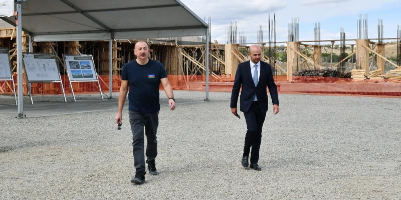 В городе Джебраил высокими темпами продолжается строительство школы на 960 ученических мест