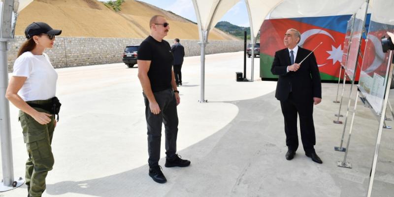 Президент Азербайджана Ильхам Алиев и первая леди Мехрибан Алиева совершили поездку в Шушу