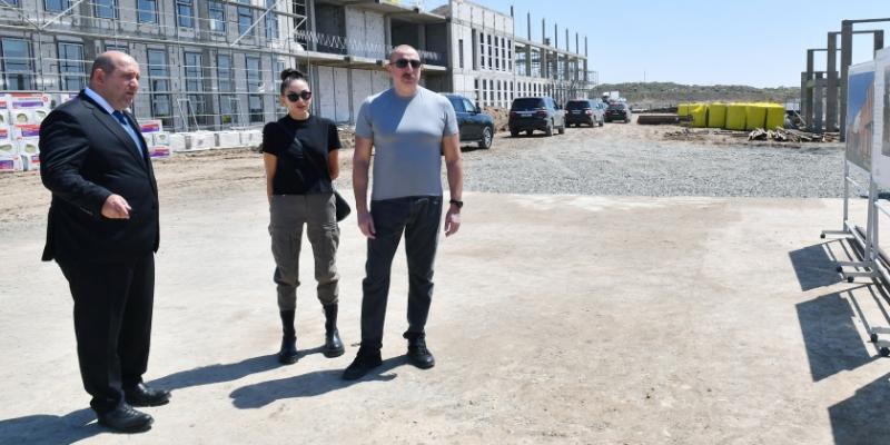 Ознакомление с ходом строительных работ в здании школы, строящемся в Физули в качестве дара от имени узбекского народа