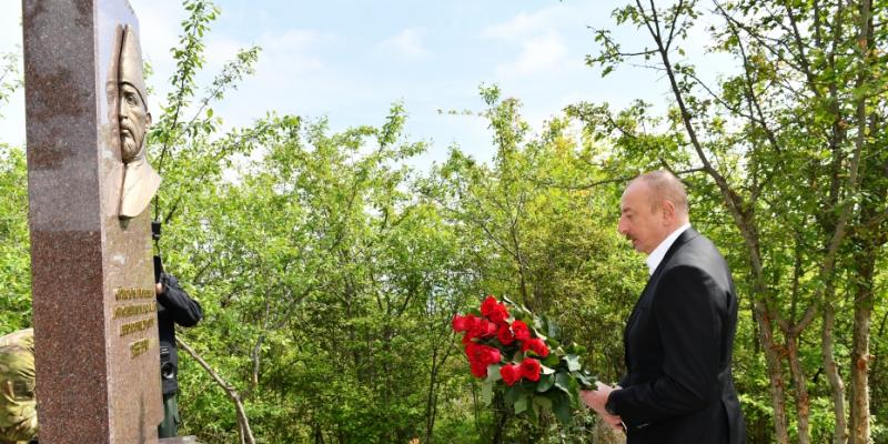 Президент Ильхам Алиев посетил могилу Мир Мохсуна Навваба Карабаги на Джыдыр-дюзю