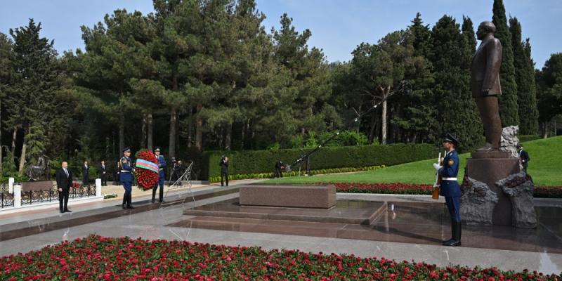 Президент Ильхам Алиев, первая леди Мехрибан Алиева и члены их семьи посетили могилу великого лидера Гейдара Алиева в Аллее почетного захоронения