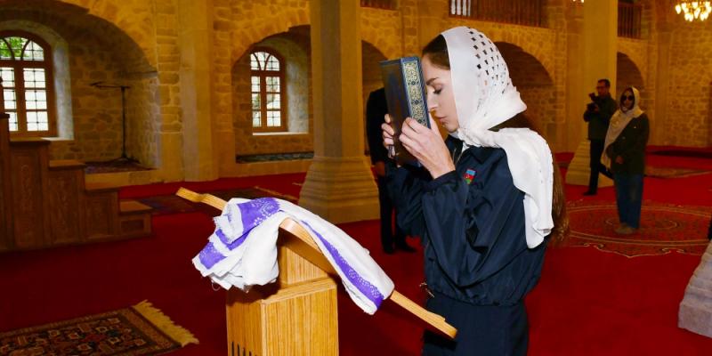 После капитальной реконструкции и реставрации открылась мечеть Юхары Говхар Ага