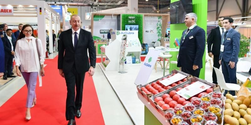 Президент Ильхам Алиев и первая леди Мехрибан Алиева ознакомились с XVI выставкой Caspian Agro и XXVIII выставкой InterFood Azerbaijan