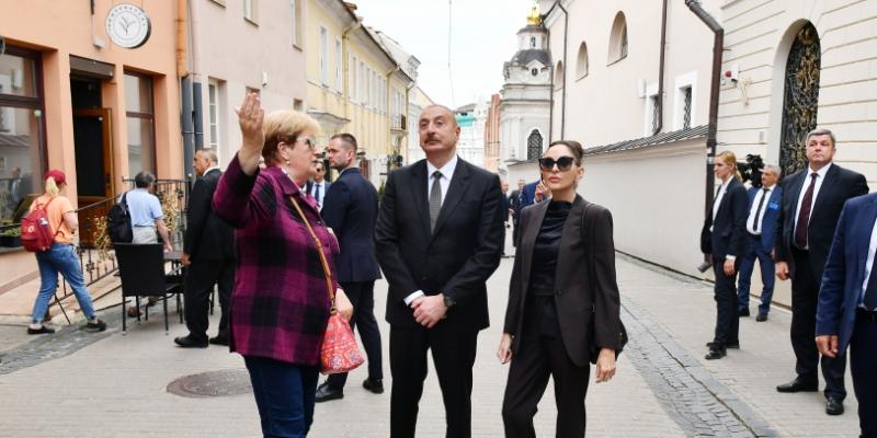 Azerbaijani President Ilham Aliyev and First Lady Mehriban Aliyeva toured Vilnius Old Town