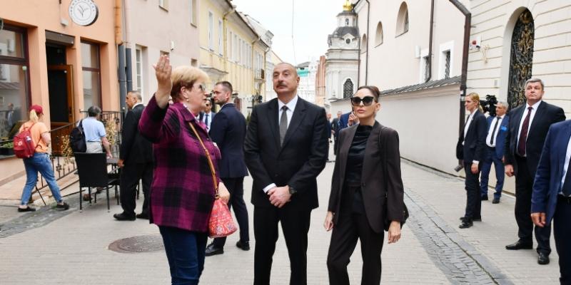 Президент Азербайджана Ильхам Алиев и первая леди Мехрибан Алиева совершили прогулку по Старому городу Вильнюса