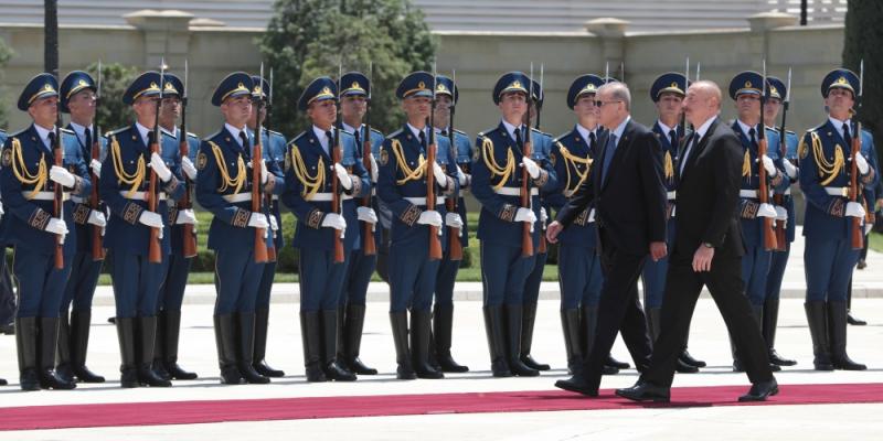 Состоялась церемония официальной встречи Президента Турции Реджепа Тайипа Эрдогана, прибывшего с государственным визитом в нашу страну по приглашению Президента Азербайджана