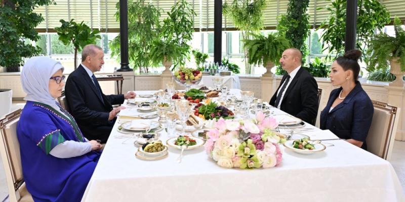 Состоялся совместный рабочий обед президентов Азербайджана и Турции