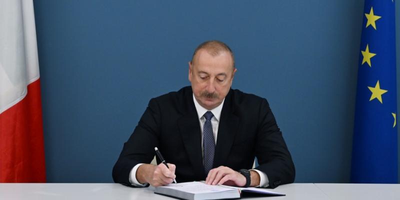 Президент Ильхам Алиев посетил посольство Италии в Азербайджане и выразил соболезнования в связи с кончиной Сильвио Берлускони