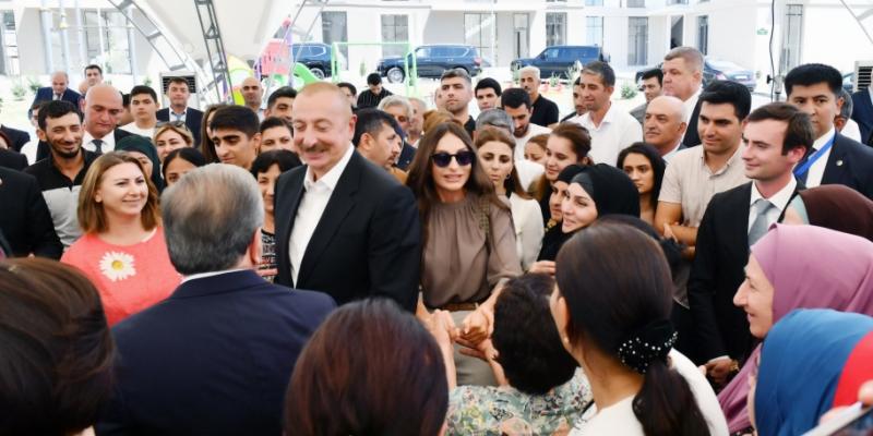 Президенты Азербайджана и Узбекистана и их супруги встретились с жителями, переселившимися в новые дома в городе Физули