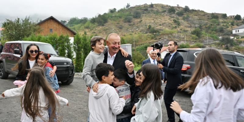 Президент Ильхам Алиев и первая леди Мехрибан Алиева приняли участие в праздничных торжествах «День города Лачин»