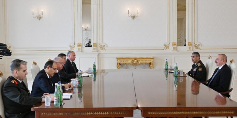Президент Азербайджана Ильхам Алиев принял министра национальной обороны Турции
