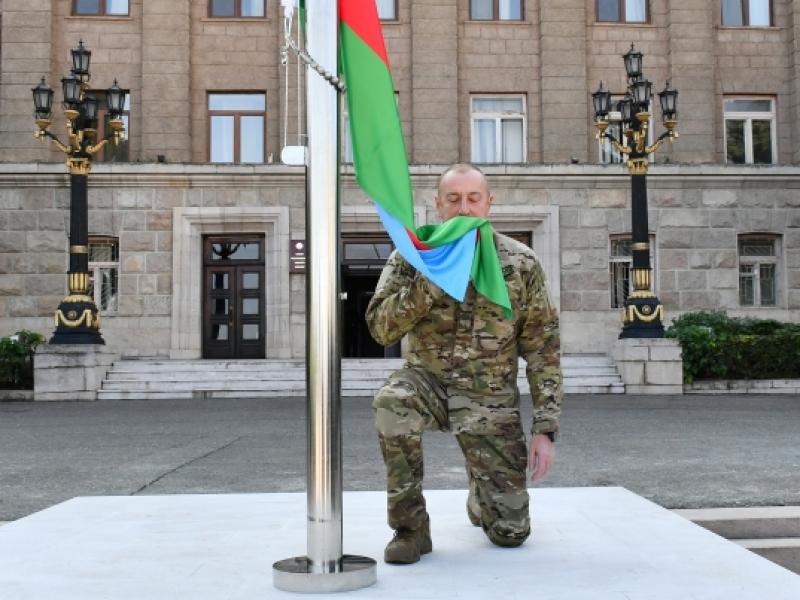 Президент Ильхам Алиев поднял Государственный флаг Азербайджанской Республики в городе Ханкенди и выступил с речью
