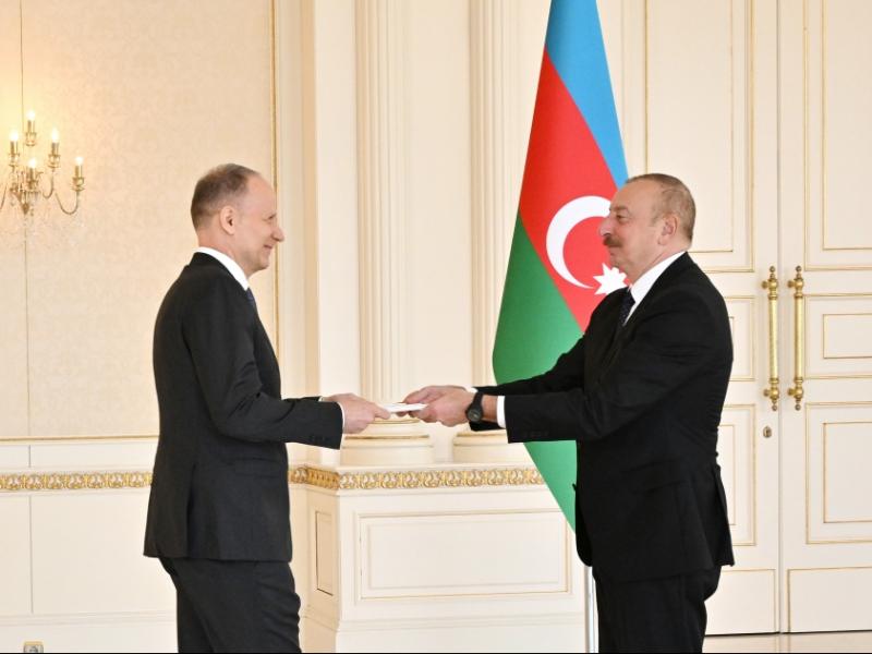 Президент Ильхам Алиев принял верительные грамоты новоназначенного посла Швейцарии в Азербайджане