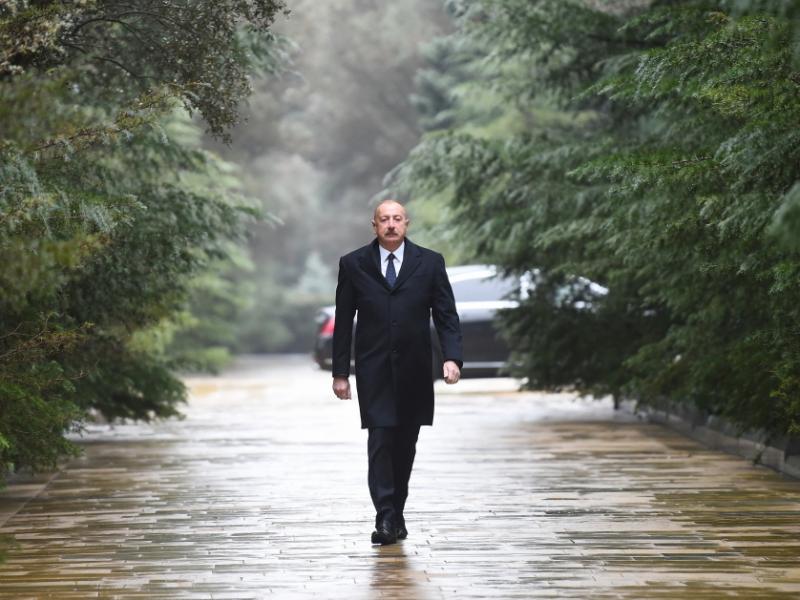 Президент Ильхам Алиев посетил могилу общенационального лидера Гейдара Алиева
