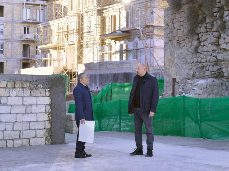 Prezident İlham Əliyev Şuşada 23 binadan ibarət ilk yaşayış kompleksində aparılan tikinti işlərinin gedişi ilə tanış olub 