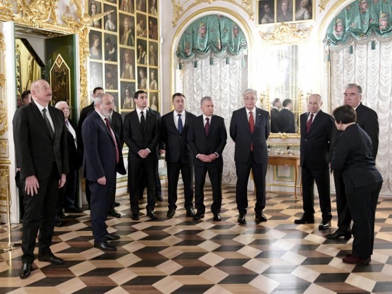 Sankt-Peterburqda “Böyük Peterhof Sarayı” ilə tanışlıq olub