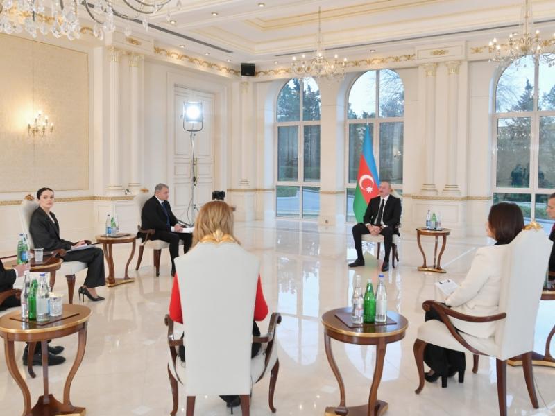 Президент Азербайджана Ильхам Алиев дал интервью местным телеканалам