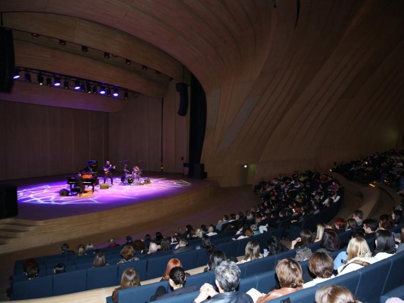 Heydər Əliyev Mərkəzində dünyaşöhrətli pianoçu Alfredo Rodrigesin triosu ilə konserti olub