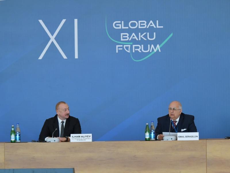 В Баку начал работу XI Глобальный Бакинский форум на тему «Восстановление раздробленного мира». В мероприятии принял участие Президент Ильхам Алиев