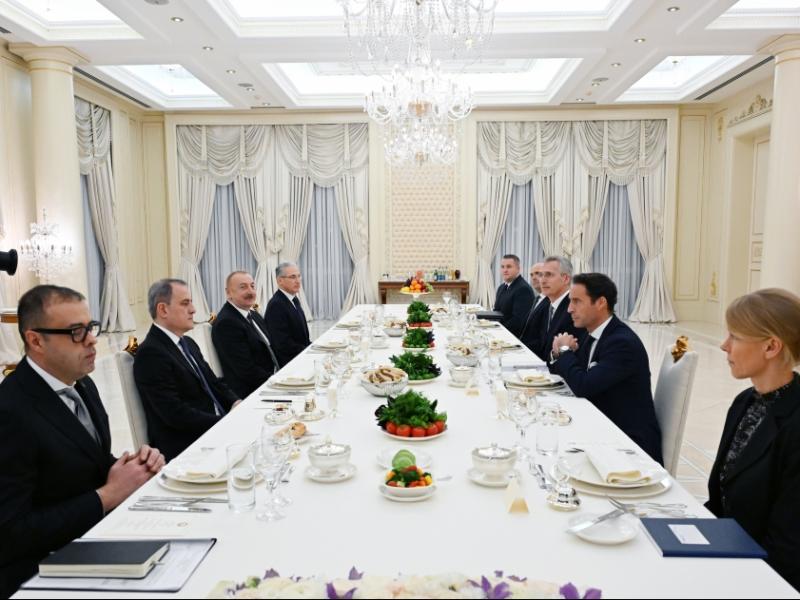 Prezident İlham Əliyevin NATO-nun Baş katibi ilə şam yeməyi əsnasında geniş tərkibdə görüş olub 